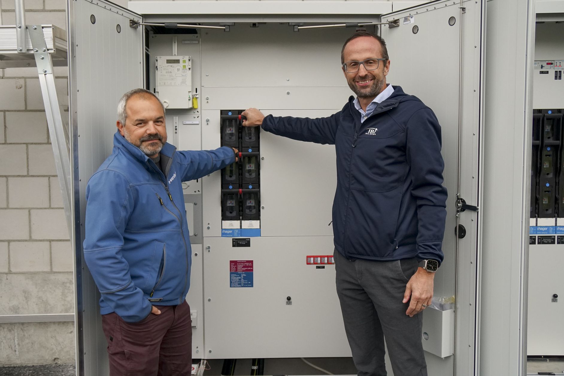 Remo Zumbrunn (links), Geschäftsleitung Energiewendegenossenschaft, und Helmut Perreten, CEO IBI, nehmen die PV-Grossanlage offiziell in Betrieb. Bild: ibi.ch