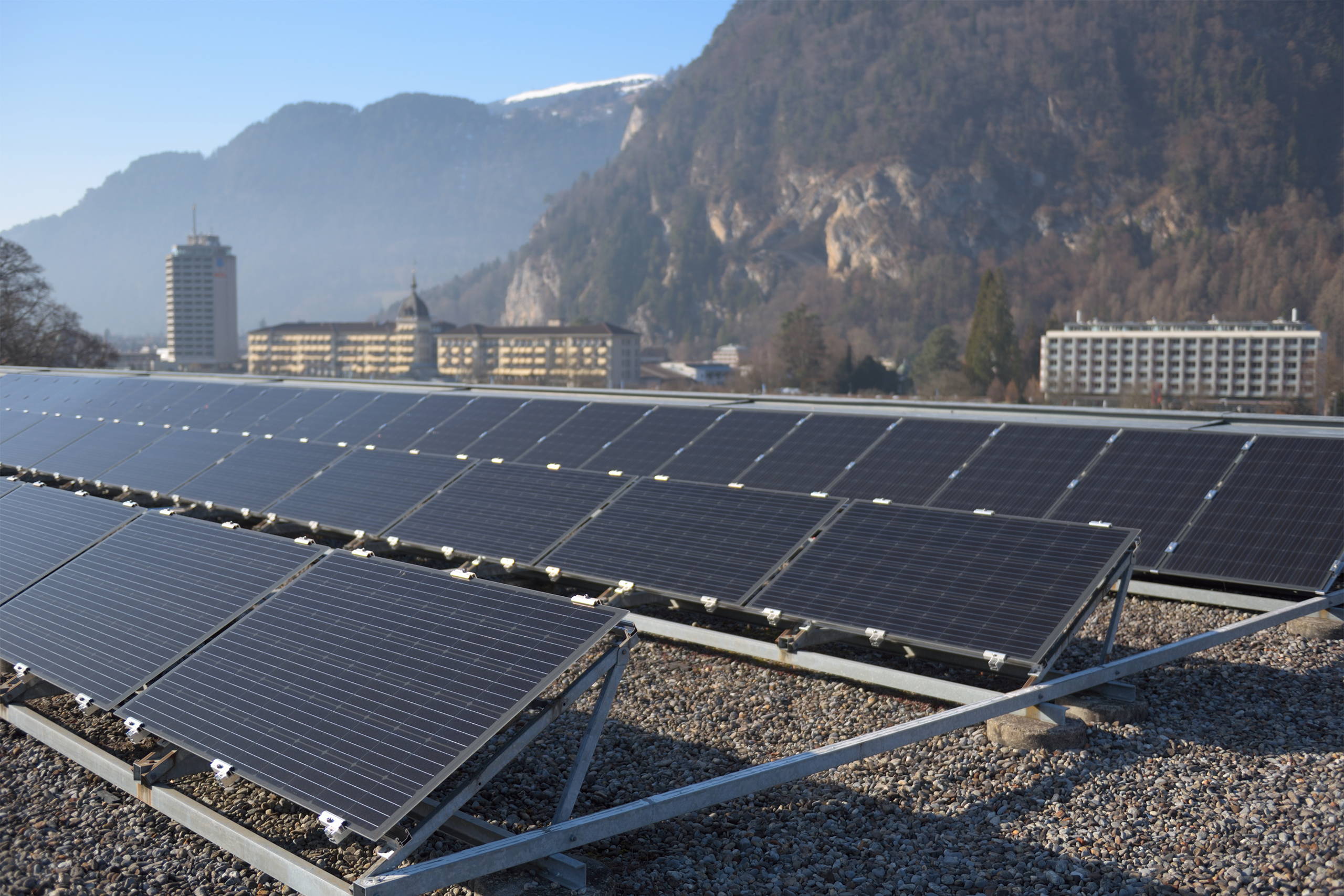 1992 – Inbetriebnahme einer der ersten Photovoltaikanlagen der Schweiz auf dem Dach der Sekundarschule Interlaken (erneuert 2016)