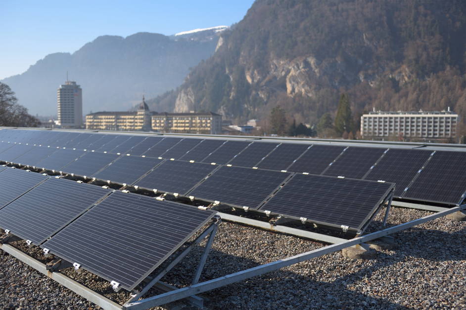 1992 – Inbetriebnahme einer der ersten Photovoltaikanlagen der Schweiz auf dem Dach der Sekundarschule Interlaken (erneuert 2016)